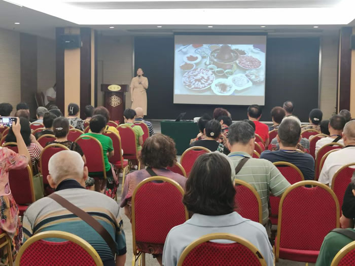 綿陽(yáng)中旅行假日旅行社舉行胡楊林、南疆專列推薦會(huì)